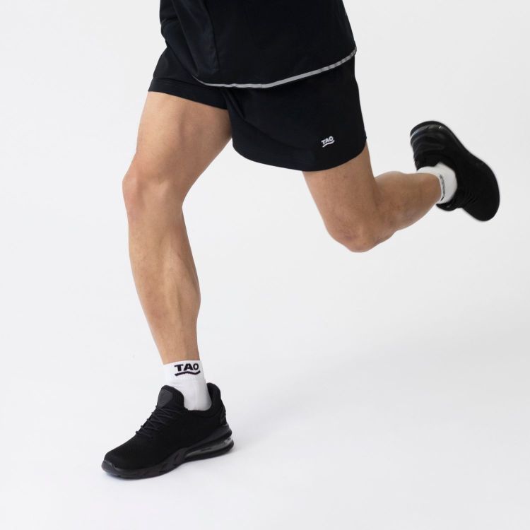 TAO Sportswear - BENE - Lockere Laufshort mit UV-Schutz und Gesäßtasche - black